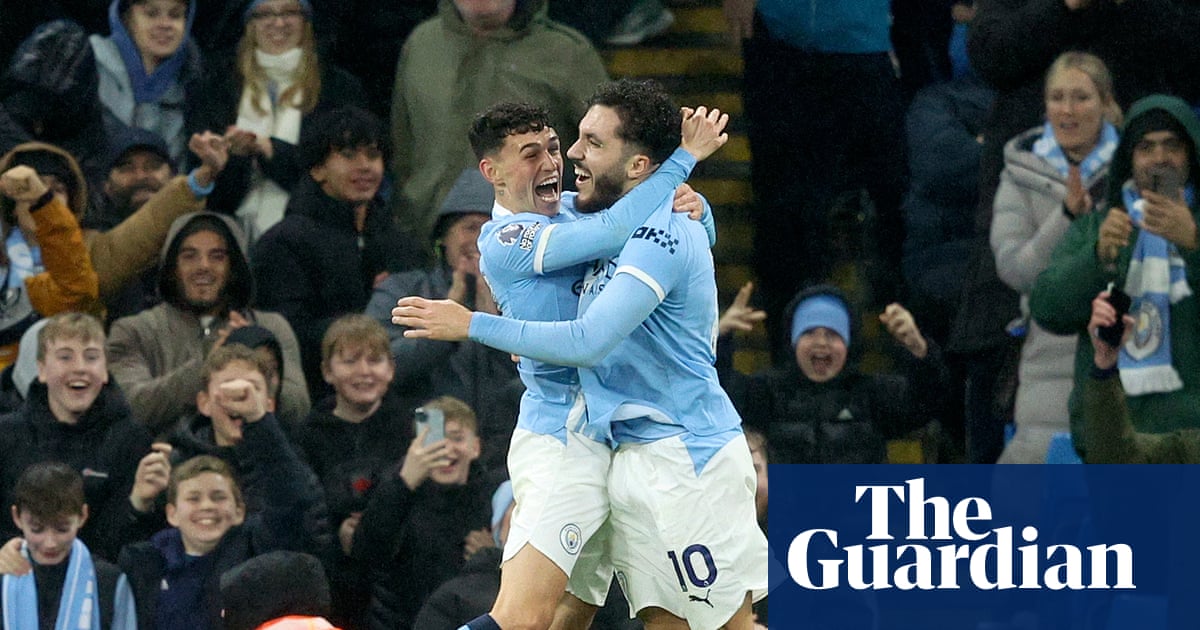 Dias and Foden sink Sunderland to help Manchester City pressure Arsenal