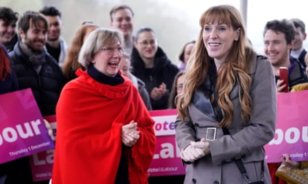 A nova parlamentar trabalhista eleita Samantha Dixon, à esquerda, e a vice-líder do partido, Angela Rayner, em Chester na sexta-feira.