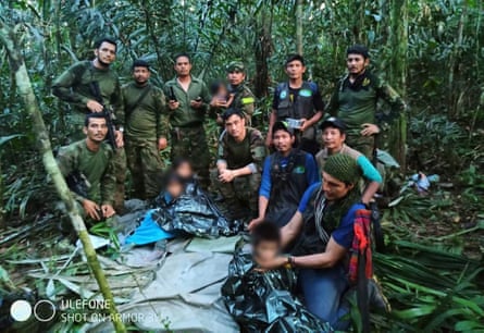 Soldados colombianos con los niños sobrevivientes de un avión Cessna 206 que se estrelló el 1 de mayo en la selva.