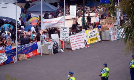 Anti-Covid mandate protesters outside parliament in Wellington.