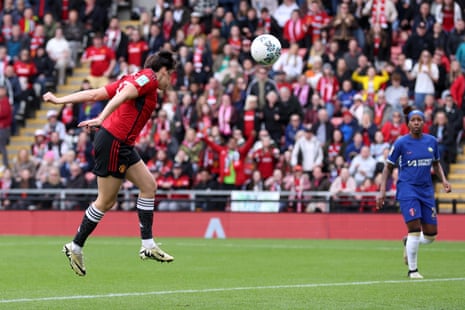 Lucia Garcia of Manchester United scores her team's first goal.