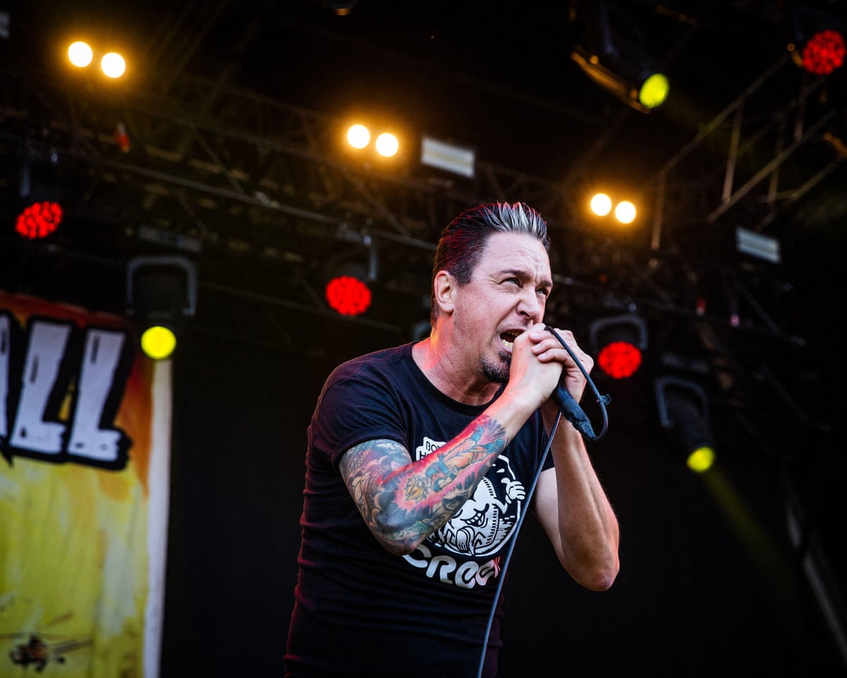 Lou Koller actuando con Sick of It All en Copenhague en 2023