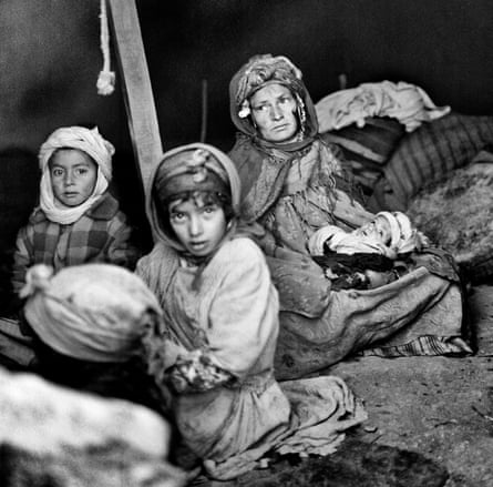 Une mère et ses enfants réfugiés dans un camp près du village bombardé de Sakiet, le long de la frontière algérienne.  Publié pour la première fois dans l'Observer en mars 1958.