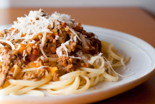 A plate of pasta with bolognese sauce