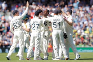 El inglés Jofra Archer es felicitado por sus compañeros de equipo después de tomar el wicket del australiano Marcus Harris.