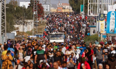 Palestinians fleeing northern Gaza make their way southward. The photo was taken in central Gaza Strip.