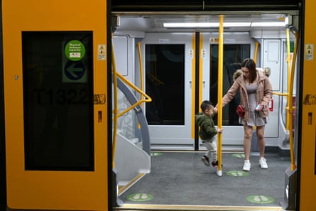 Une femme et un enfant dans un train de Sydney.