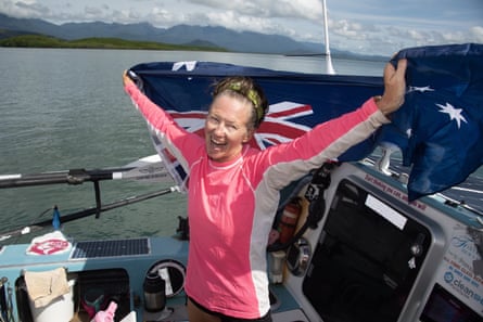 Michelle Lee mengangkat bendera Australia pada saat kedatangan.