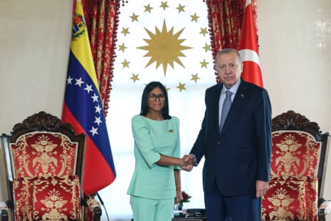 O presidente da Turquia, Recep Tayyip ErdoÄŸan, apertando a mão da presidente em exercício da Venezuela, Delcy Rodríguez, em Istambul, durante uma visita em 8 de junho de 2026.