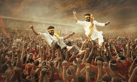 Ram Charan و NT Rama Rao Jr در صحنه اي از RRR.