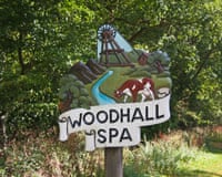 Decorative town sign on outskirts of Woodhall Spa, LincolnshireCBPT2T Decorative town sign on outskirts of Woodhall Spa, Lincolnshire