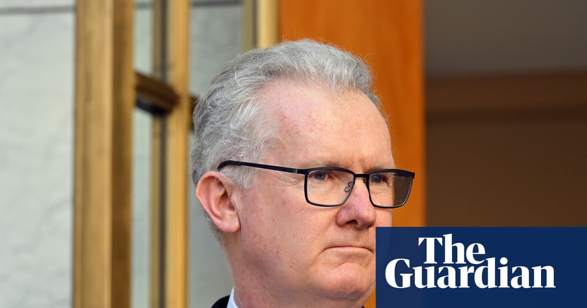 Australia signs $400m deal to deport foreign-born former detainees to Nauru