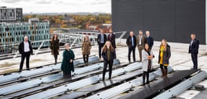 Climate Champions Awards Hội đồng thành phố Nottingham Phòng thí nghiệm người giám hộ. Giải thưởng Dịch vụ công cộng của người giám hộ. Trong ảnh là những người chiến thắng Giải thưởng Khí hậu từ các đội Năng lượng và Giao thông của Hội đồng Thành phố Nottingham. (l-r) David Nicoll, Katie Grenh Chúng là hình ảnh trên sân thượng Hội đồng giữa các tấm pin mặt trời. Ảnh của Fabio De Paola