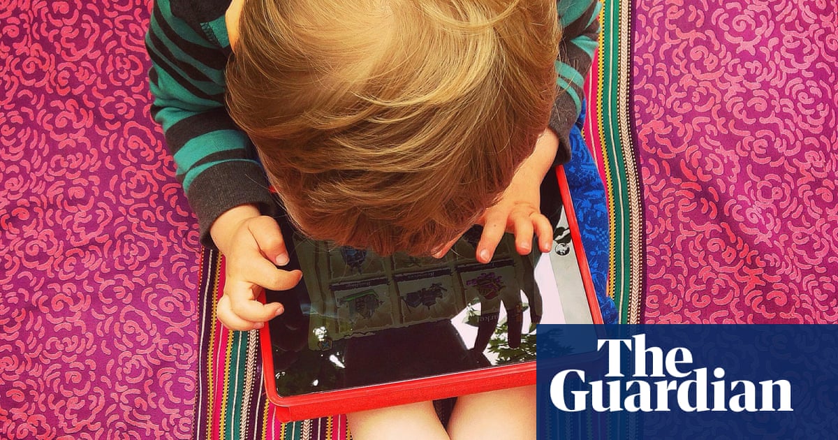 यूके की नई सलाह के तहत पांच साल से कम उम्र के बच्चों को प्रतिदिन अधिकतम एक घंटा स्क्रीन पर बिताना चाहिए