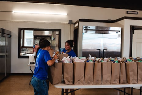 people organizing food