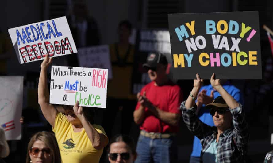 La gente protesta contro un vaccino Covid a Tallahassee, in Florida, nel novembre 2021.