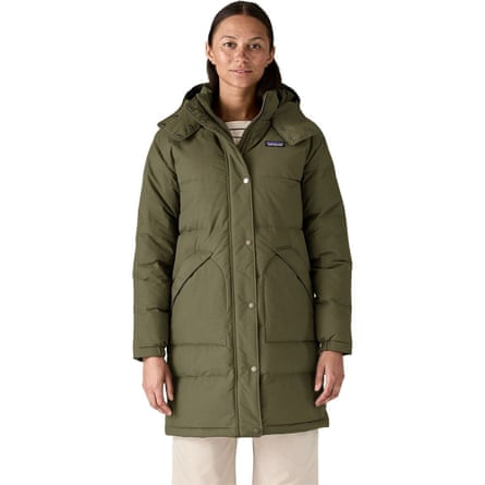 Una modelo con una parka Patagonia Downdrift