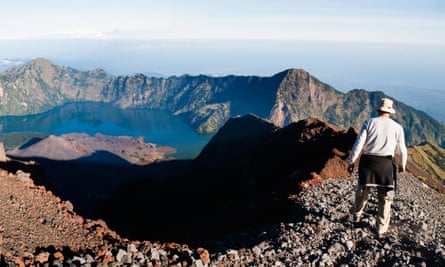 Tourist walking around the crater rim at the 3726m summit of Gunng Rinjani volcano