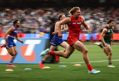 Jed Walter goes back-to-back in the AFL grand final half-time sprint