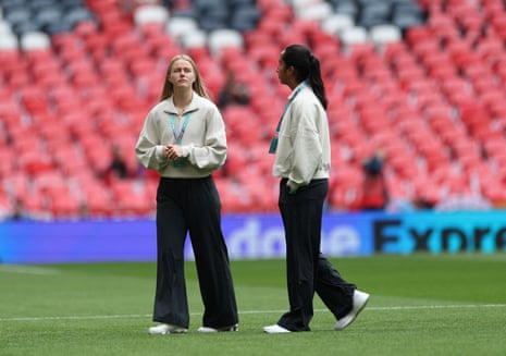 Hannah Hampton and Mayra Ramírez on the pitch before the match