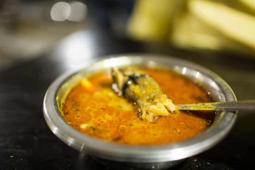 Zuppa Paya con piedi di agnello e spezie.