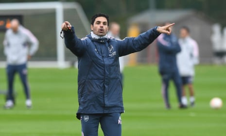 Mikel Arteta oversees an Arsenal training session.