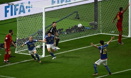 Ао Танака отбелязва победния гол срещу Испания.