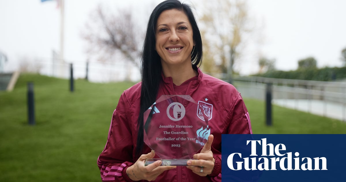 Suzanne WrackФутболист на годината на Guardian е награда която се