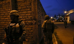Mexican soldiers stand guard in Coatzacoalcos