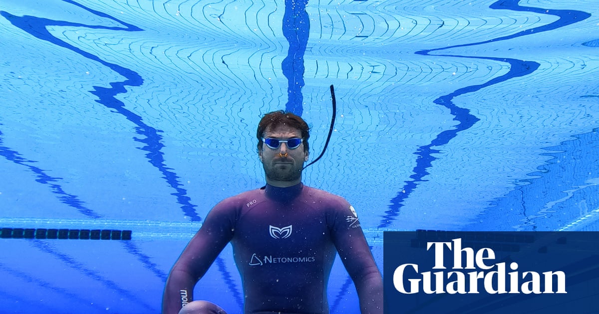 The longest breath holder and a Virginia creeper: photos of the day Thursday