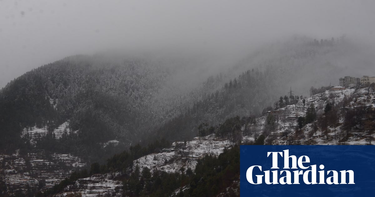 적어도 22 dead as heavy snow traps vehicles in Pakistan resort