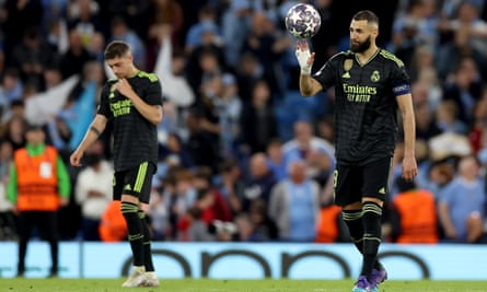Karim Benzema bersiap untuk memulai setelah gol keempat City.