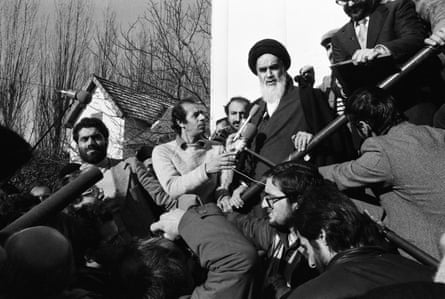Journalists in Neauphle-le-Château clamour to speak to Khomeini
