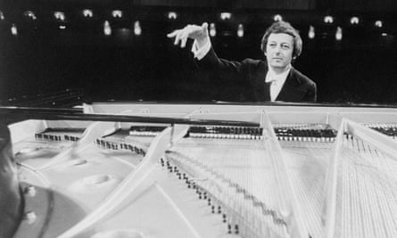 André Previn in 1977 performing on the piano while conducting the Pittsburgh Symphony Orchestra in Mozart’s Piano Concert No 20 in D minor, for a television show, Previn and the Pittsburgh.