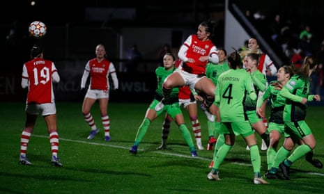 Lotte Wubben-Moy scores Arsenal’s second goal.
