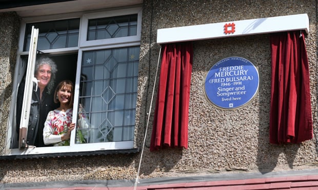 Brian May and Kashmira Cooke with a blue plaque for Freddie Mercury