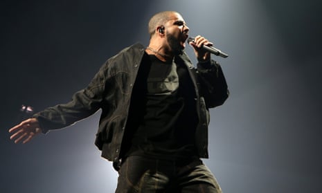 Rapper Drake broke the record for the longest uninterrupted reign at the top of the UK singles chart – largely due to streaming.