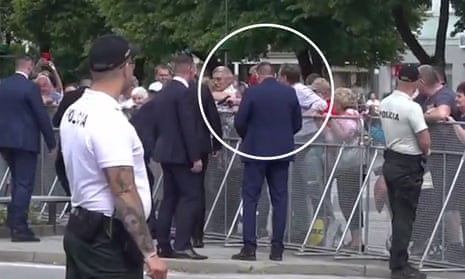 Silahlı saldırıya uğrayan Slovakya Başbakanı hayati tehlikeyi atlattı 2 https://i.guim.co.uk/img/media/c1d9c3496ff1561ad7588bd00c099208f059779b/60_0_1800_1080/master/1800.jpg?width=465&dpr=1&s=none