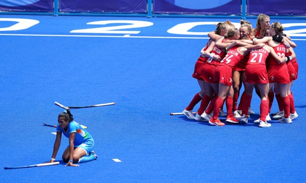 Great Britain players celebrate winning Olympic bronze after beating India at the Oi Hockey Stadium in Tokyo.