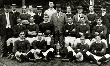 Manchester United’s FA Cup-winning 1908/09 squad, with Billy Meredith in the middle row at the far left.