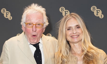 Hugh Hudson, à gauche, avec Maryam D'Abo en 2022.