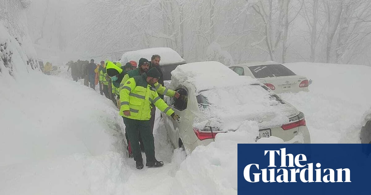 少なくとも 22 stranded tourists dead at Pakistan hill station after heavy snowfall – video
