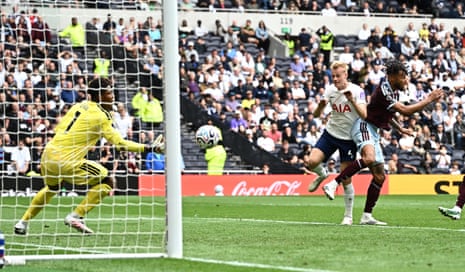 Jan Paul van Hecke heads another ons for Tottenham!