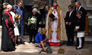 Stephen Hawking’s daughter Lucy lays flowers over her father’s ashes.