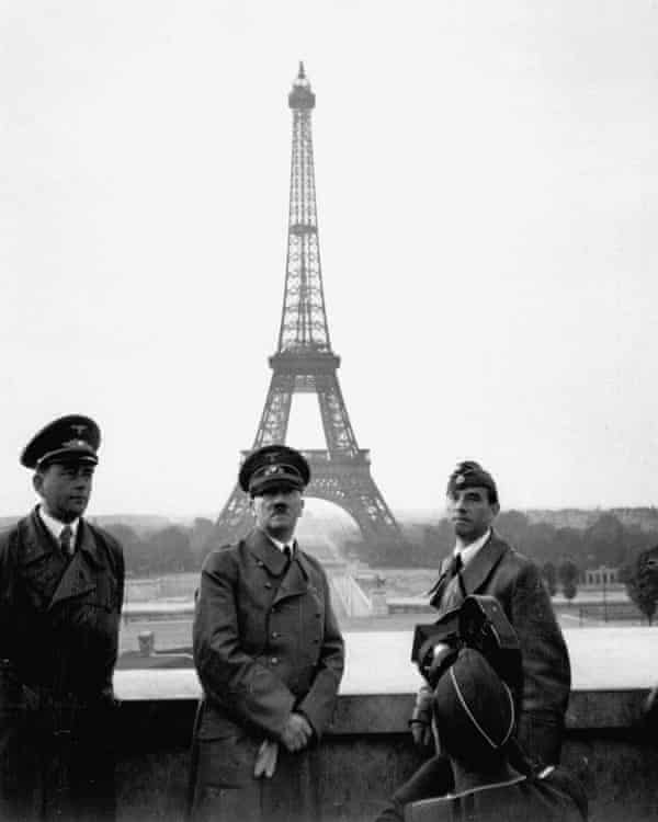 Albert Speer (left) and Arno Breker (right) with Adolf Hitler in 1940.