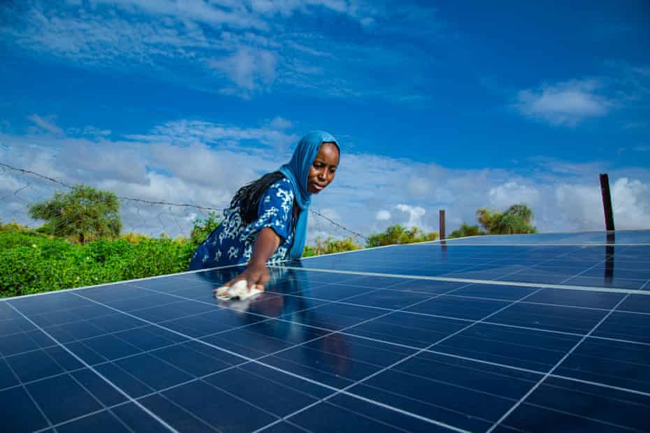 In the village of Hore Mondji, in southern Mauritania on the banks of the Senegal River, a women’s cooperative uses solar energy to operate the borehole that supplies water to the market garden