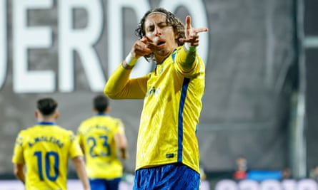 Fabio Silva celebrates scoring against Rayo Vallecano.