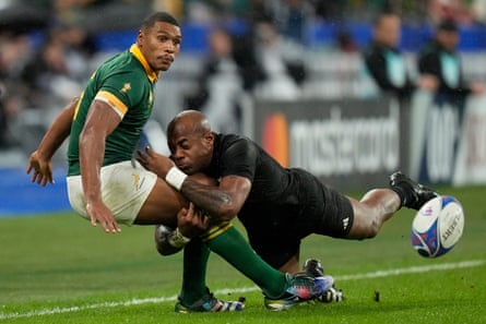 Mark Telea tackles South Africa’s Damian Willemse.