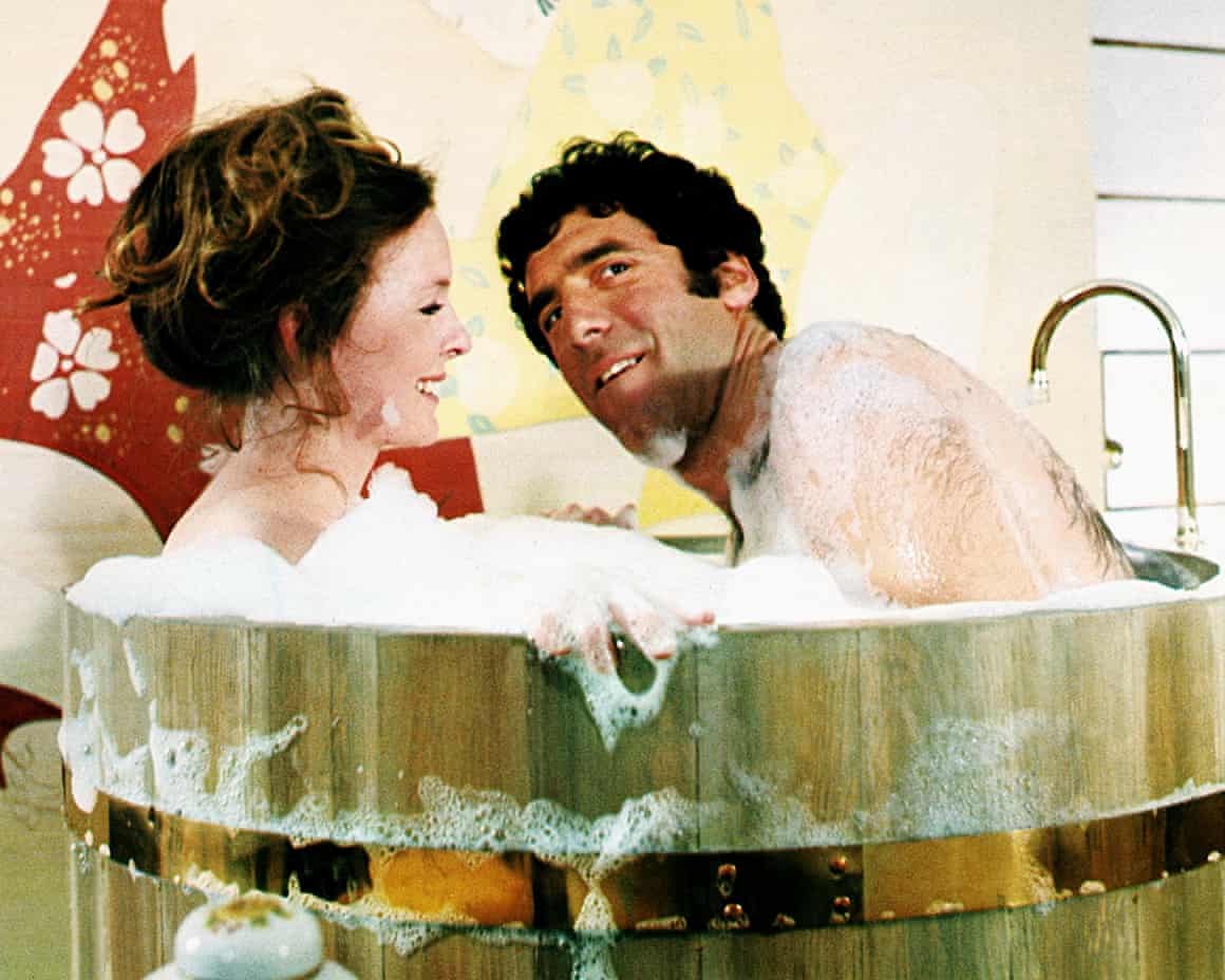 Diane Keaton & Elliott Gould in round copper bathtub