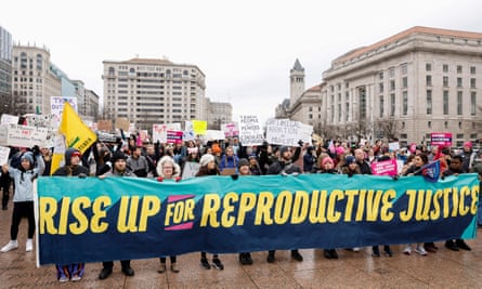 La Marcha de las Mujeres atrae a miles en EE. UU. después de la anulación de Roe v Wade 1 la gente sostiene una pancarta que dice 'levántate por los derechos reproductivos'